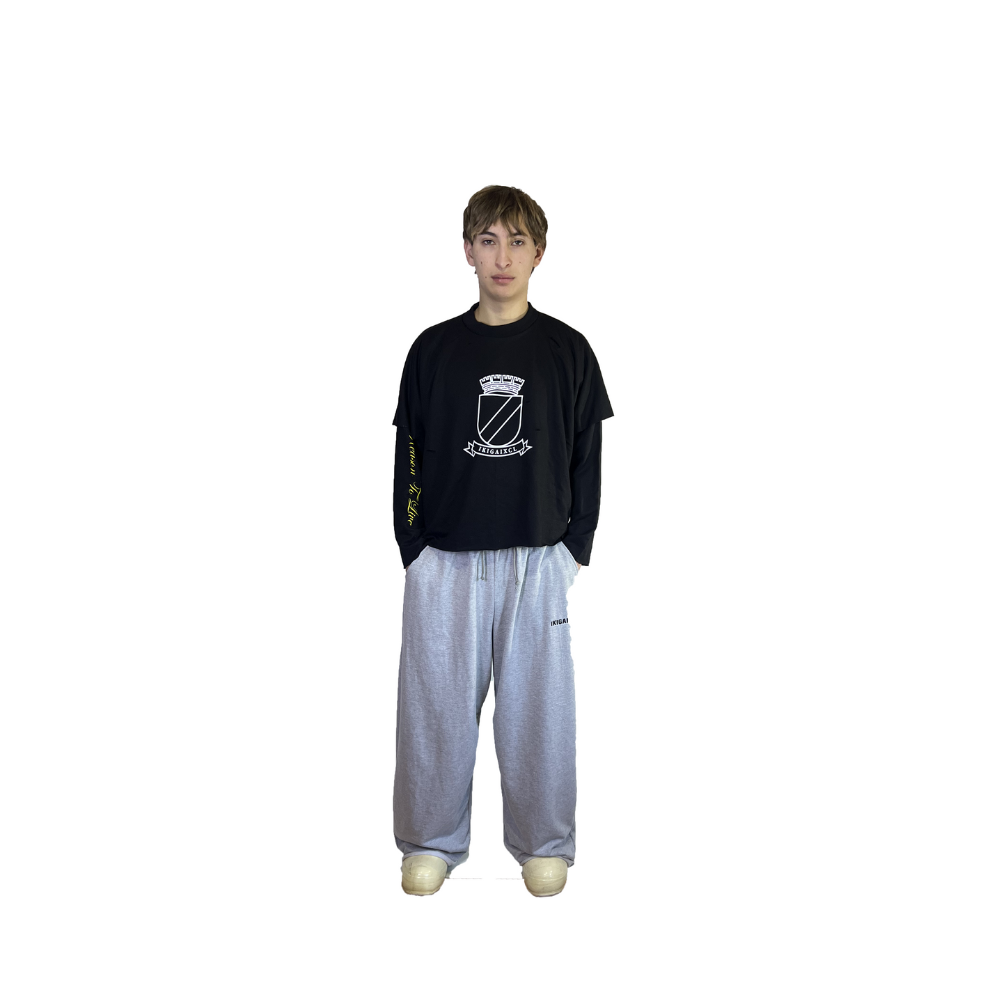 CREWNECK RECONSTRUIDO ESCUDO - NEGRO